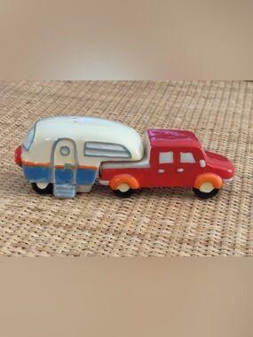 Beachcombers Truck/Camper Salt And Pepper  Shakers Decor Red & White